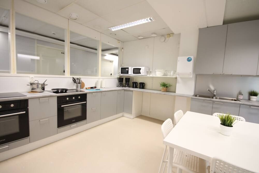 Forenom Hostel Espoo Kilo - Espoo - Kitchen