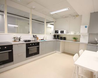 Forenom Hostel Espoo Kilo - Espoo - Kitchen