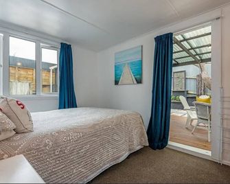 Beachy Bach - With Brand New Spa Pool! - Foxton Beach - Quarto