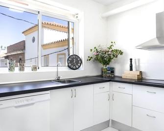 Beautiful 2-bedroom house in Pueblo Nuevo de Guadiaro, near Sotogrande - Guadiaro - Kitchen