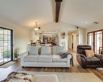 Pet-Friendly Temecula Home in Wine Country! - Temecula - Living room