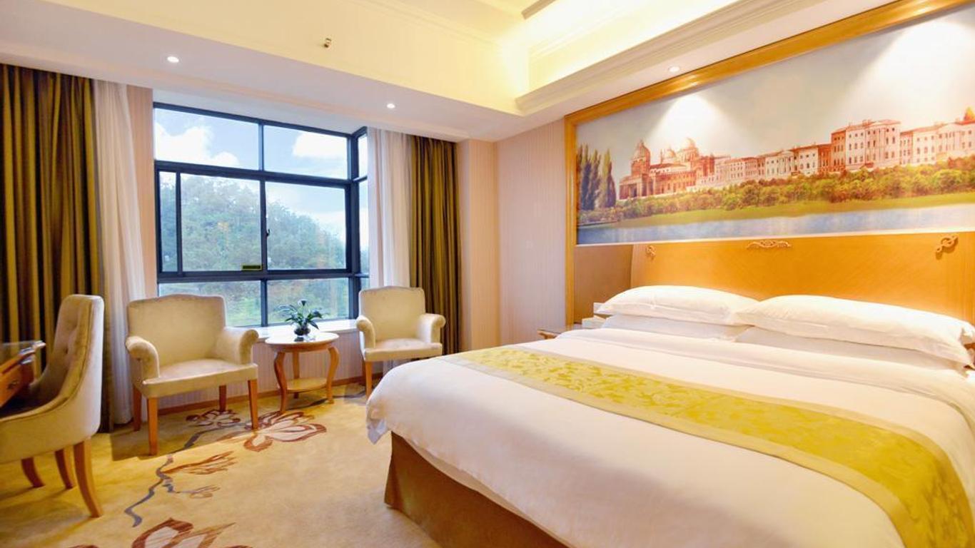 Vienna Hotel Qinzhou North Area Plaza