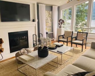 Stunning Deep Cove Waterfront Estate - North Vancouver - Living room