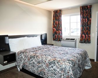 Capri Inn and Suites - Howell - Bedroom