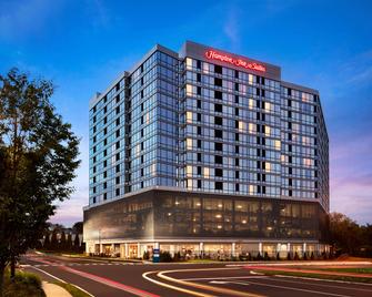 Hampton Inn & Suites Teaneck Glenpointe - Teaneck - Building