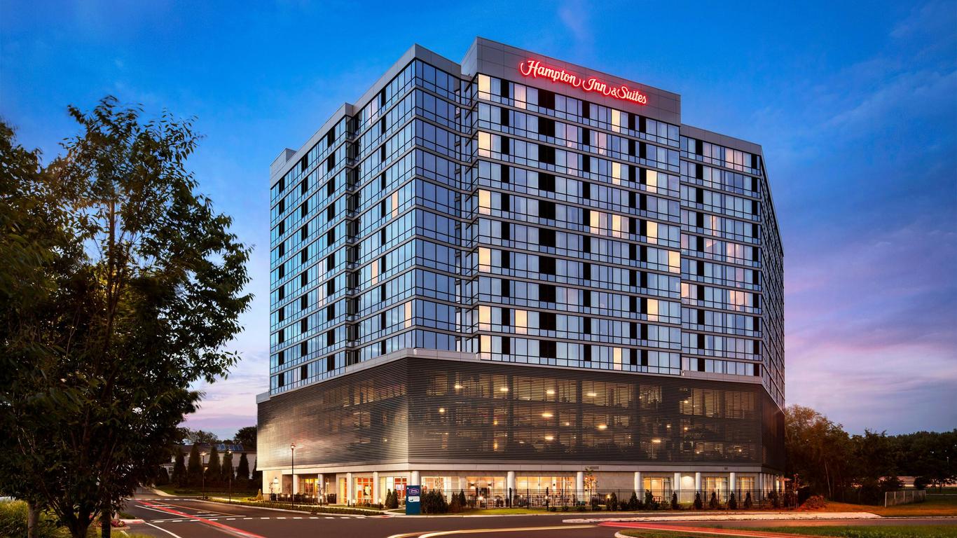 Hampton Inn & Suites Teaneck Glenpointe