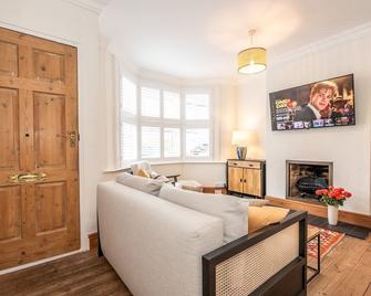 Quaint Victorian Cottage great transport to London Pass The Keys - Teddington - Living room