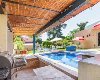 The Luxury of enjoying Chapala as you deserve B2 - Chapala