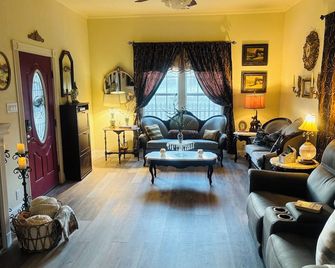 Charming 1900 Victorian home in the country - Mineral Wells - Living room