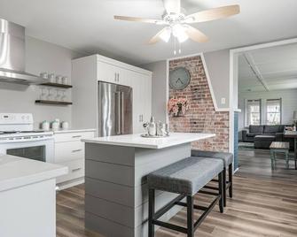 Beach & Trail Escape on Edgemere-Quiet Family Home - Fort Erie - Kitchen