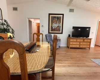 Stylish budget friendly retreat! - Lake Placid