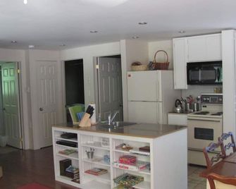 Frenchman Bay Cottages--The Cottage - Sauble Beach - Kitchen