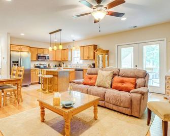Candler Home w/ Porch & Backyard: Near Asheville! - Candler - Ruang tamu