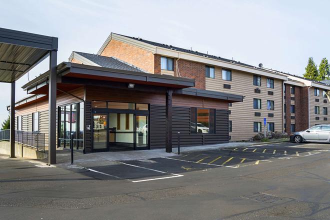 Clarion Inn And Suites 80 1 0 5 Clackamas Hotel Deals