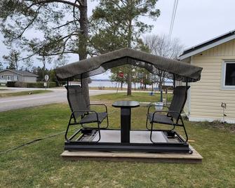 Tiny Cabin with Sandy Beach, Kayak/Canoe/Paddle Boats, Firepit@Sturgeon Lake - Kawartha Lakes - Patio