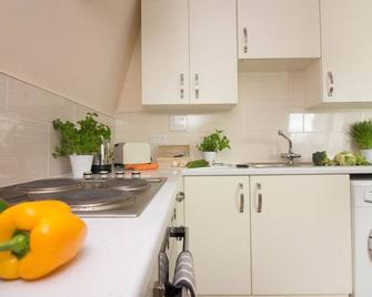 Stayzo Serviced Accommodation 16 Premier Lodge - Southampton - Kitchen