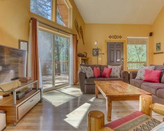 Salmon River Chalet - Meredith Lodging - Welches - Living room
