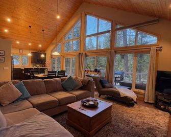 (Bed & Breakfast) ~ Private Mountain Dream Retreat - Brisco - Living room