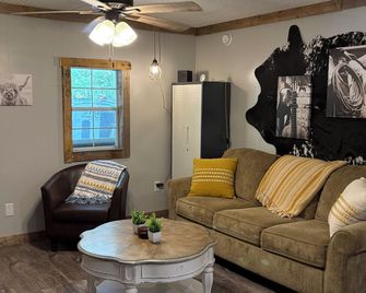Charming cabin in Belvidere with WiFi and AC - Belvidere - Living room