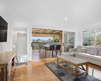 Pacific Ocean views beach house. Walk to beach. - Terrigal - Living room