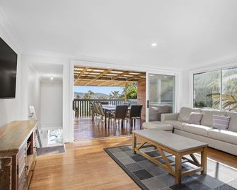 Pacific Ocean views beach house. Walk to beach. - ترّيغال - غرفة معيشة