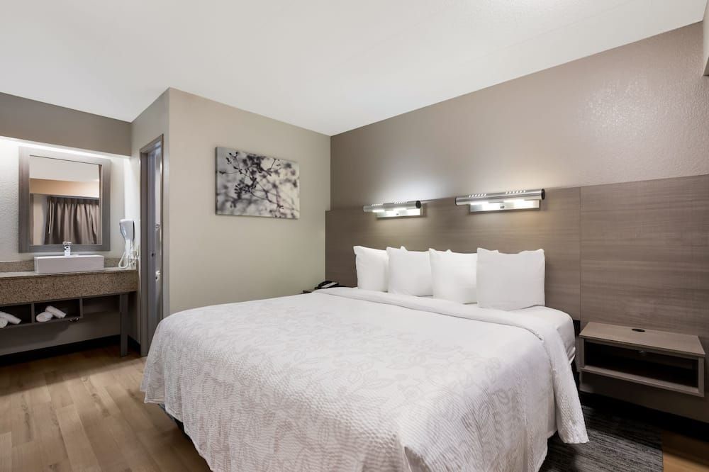 ريد روف إن بلس + شيكاجو - نابرفيل