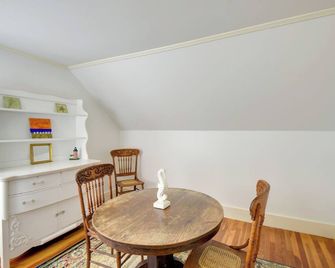 Charming Saco Apartment about 4 Mi to the Beach! - Saco - Ruokailuhuone