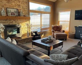 5 bedroom en suite with firepit, hot tub, game room, pool table and more. - Galena - Living room