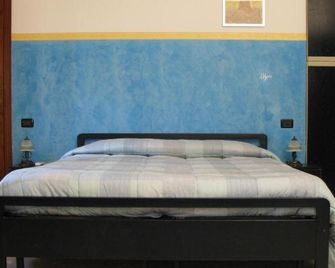 Bed and Breakfast Mare Blu - Gioiosa Marea - Slaapkamer