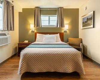 HomeTowne Studios by Red Roof Louisville - Louisville - Bedroom