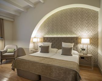 Hospes Palacio de Arenales & Spa - קסרס - חדר שינה