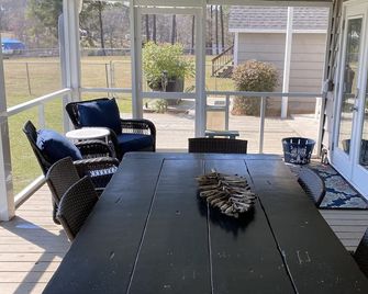 Beautiful Lakefront Home, Sleeps 10, Comfy with Great Porch - Summerton - Balcón