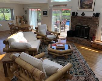 Westhampton Getaway - Private Creek, Pool and Tennis Court - Westhampton - Sala de estar