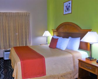 Oak Tree Inn & Suites - Claxton - Bedroom