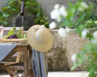 XVIIIth Century fully renovated Provencal farmhouse in Maussane-les-Alpilles - Maussane-les-Alpilles - Патіо