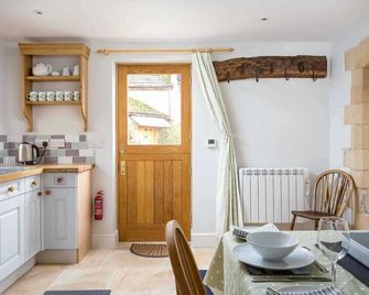 Oyster Barn - Cheltenham - Dining room