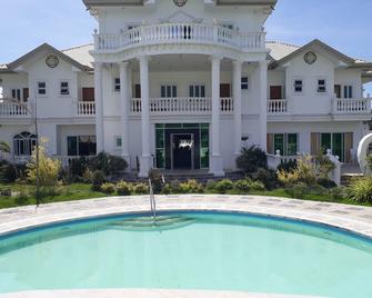 Andres Resort - Pandan - Building