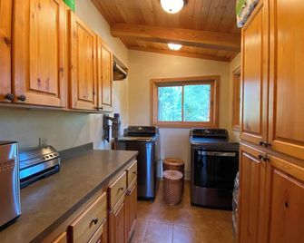 Westside 4-bdrm cabin between Hamilton & Victor with WiFi, AC. Enjoy your stay - Victor - Cocina