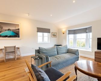 An exceptional holiday home to make lifelong memories with your favourite people - Newport - Living room