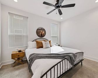 Bayou houseInstant bookingKing bdGreat Location - Lafayette - Bedroom