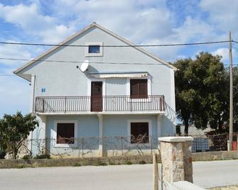 Apartment Desni with balcony near the sea - Pakoštane - Budynek