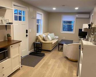 Cozy 1/1 near airport and downtown BTV - South Burlington - Living room