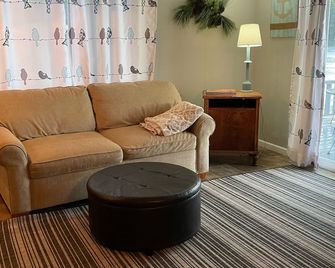 Secluded lakeside Cottage in the heart of National Forest- down UP back roads. - Manistique - Sala de estar