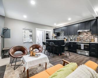 Perch - Sammamish Cottage - Sammamish - Living room