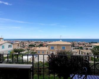 Apartment the Moon: sea view- air conditioning-internet Wi-Fi- smart TV SAT - Tortoreto - Balcone