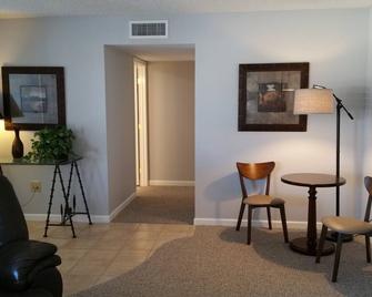 Sonnet Sunshine Retreat - Your Home Base in Sunny Sun City West! - Sun City West - Sala de estar