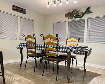 Pirates Cove - 5336 Circle Drive - Weeki Wachee - Comedor