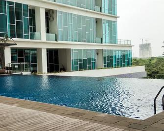 Cozy and Tidy 1BR Apartment at Brooklyn Alam Sutera By Travelio - 當格浪 - 游泳池