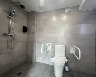 Hostal Bernabeu - Madrid - Bathroom