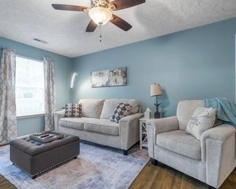 Cozy Cottage with shared pool 7mins to Downtown Cookeville - Cookeville - Living room